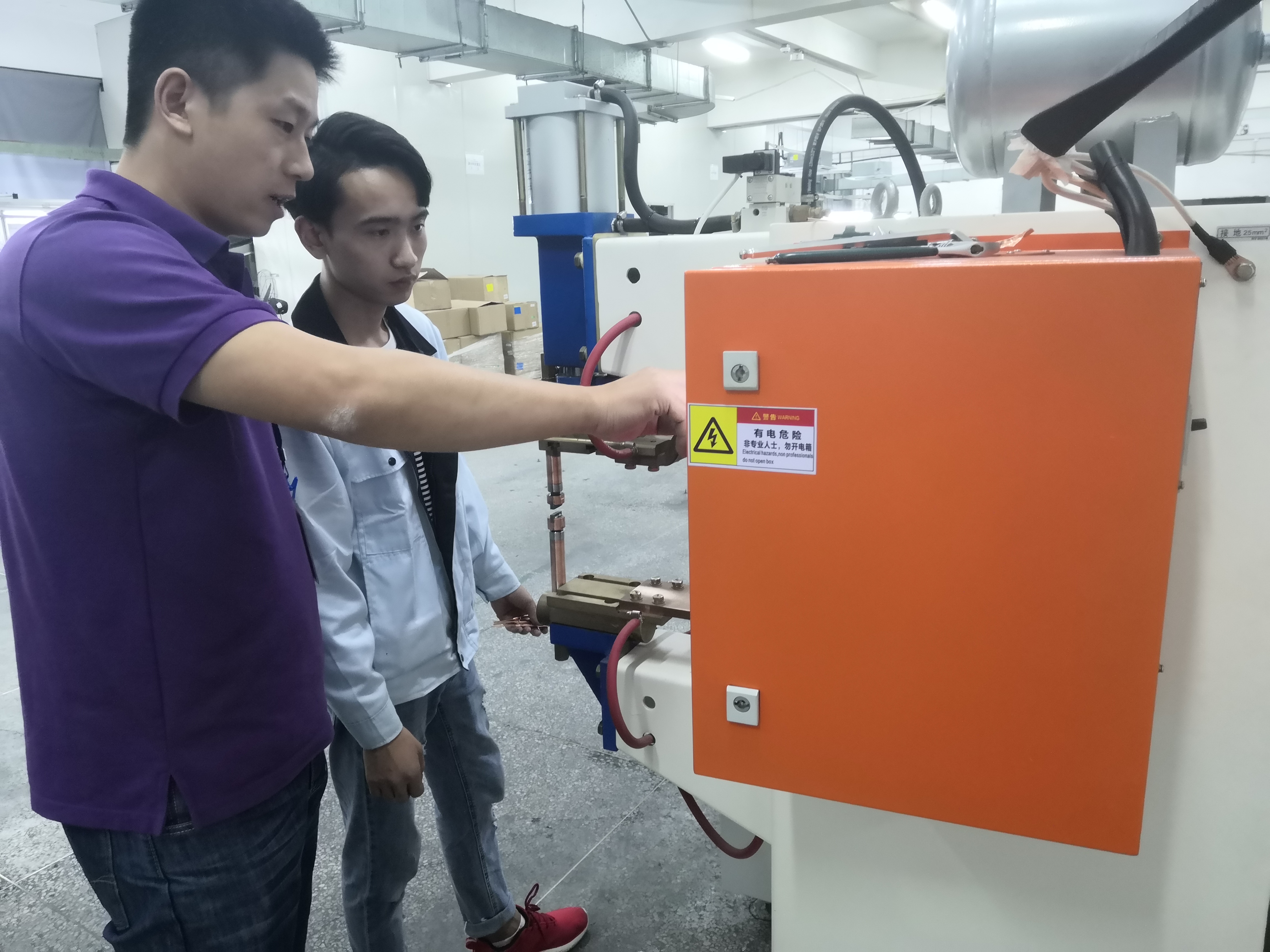 安嘉售后工程師給客戶現(xiàn)場(chǎng)培訓(xùn)