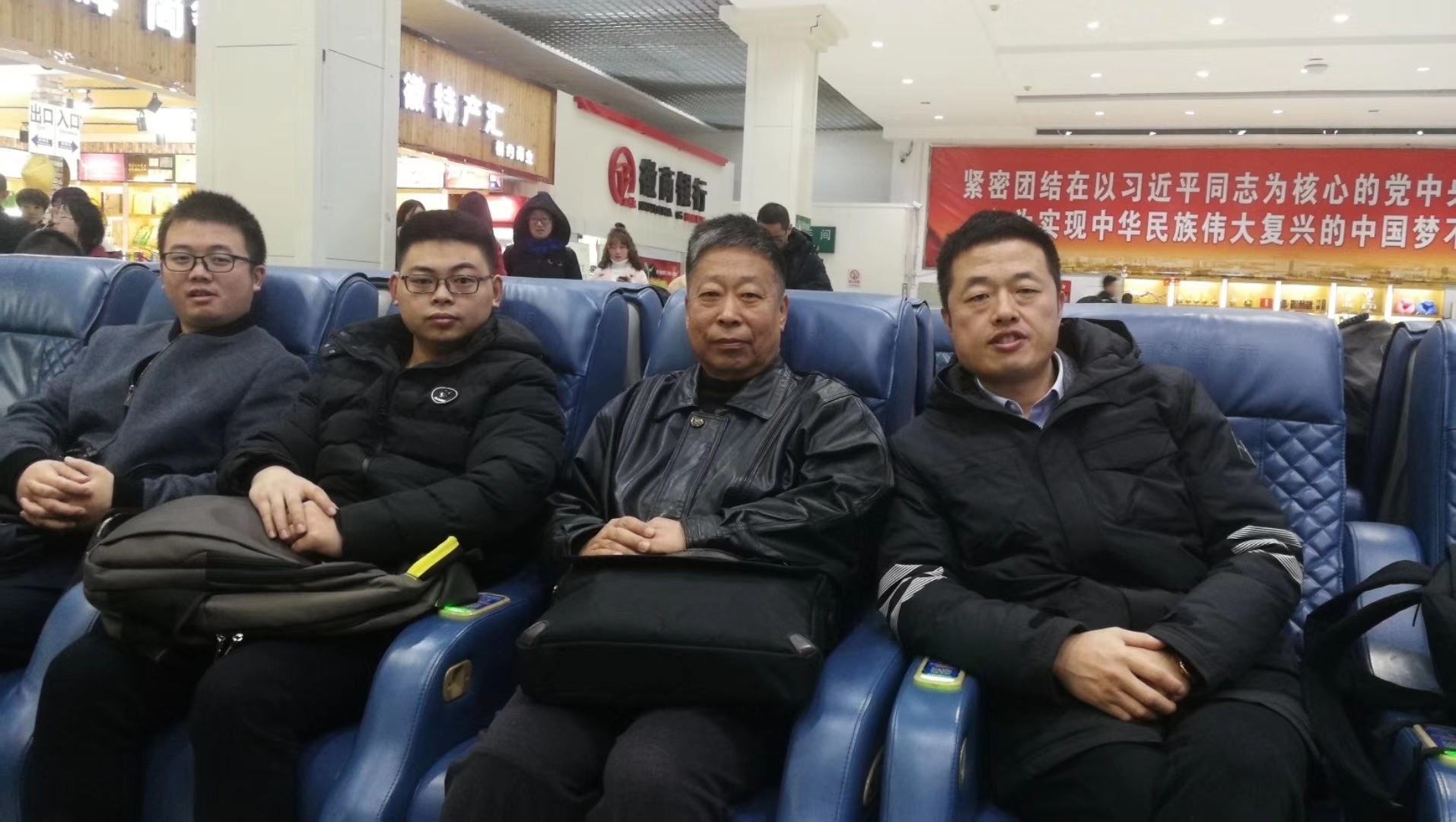 安嘉人出差凌晨3點(diǎn)在機(jī)場(chǎng)留影