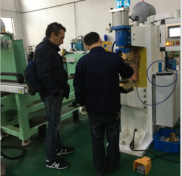 意大利客戶來(lái)廠驗(yàn)收中頻點(diǎn)焊機(jī)