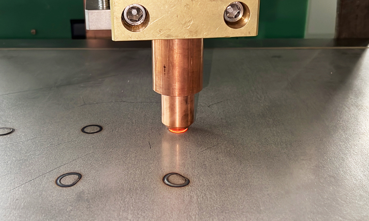 在點焊過程中，電極被壓在工件上