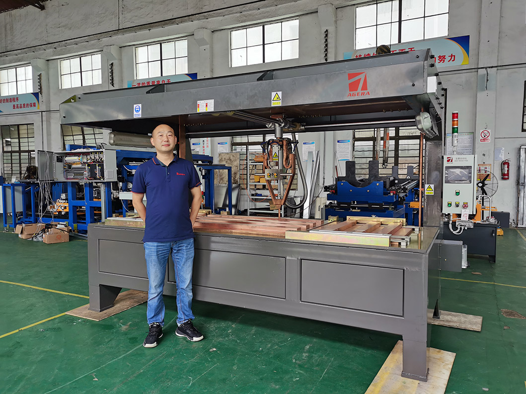 安嘉電梯門(mén)板加強(qiáng)筋龍門(mén)點(diǎn)焊機(jī)